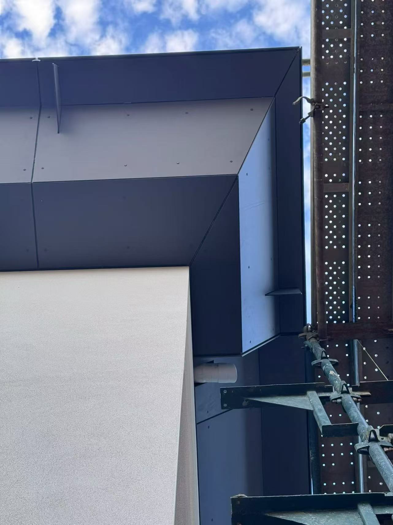 Cladding junction with reveal and corner flashings