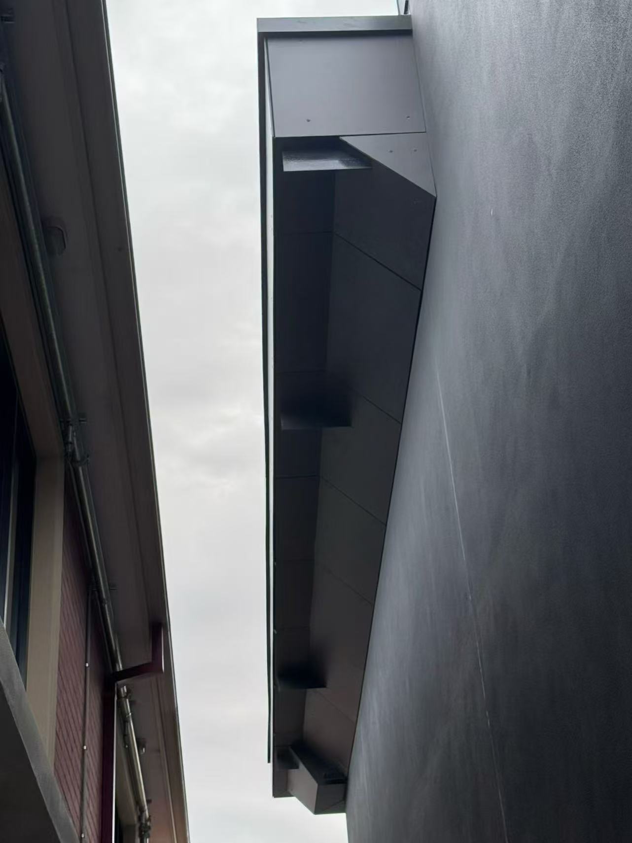 Angled CFC soffit with shadow-line joints